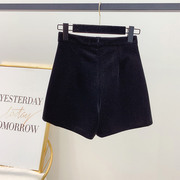 Χειμερινά βελούδινα σορτς με κουμπιά με λαμπερά στοιχεία σε μαύρο χρώμα