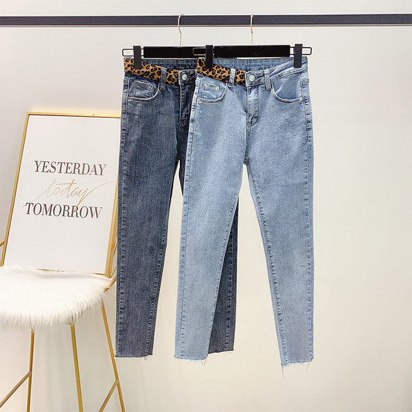 Női farmer magas derékkal, leopárdmintás övön kék színben