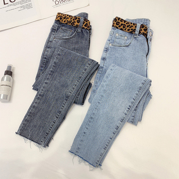 Női farmer magas derékkal, leopárdmintás övön kék színben