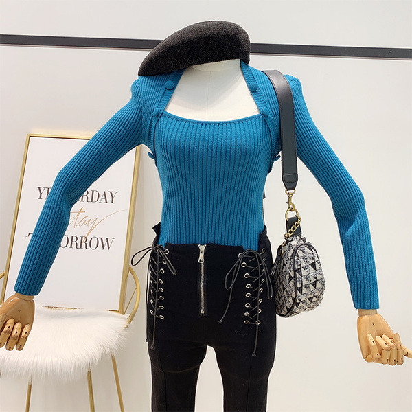 Γυναικείο πλεκτό πουλόβερ με τετράγωνη λαιμόκοψη σε μπλε, κόκκινο, μπεζ και μαύρο χρώμα