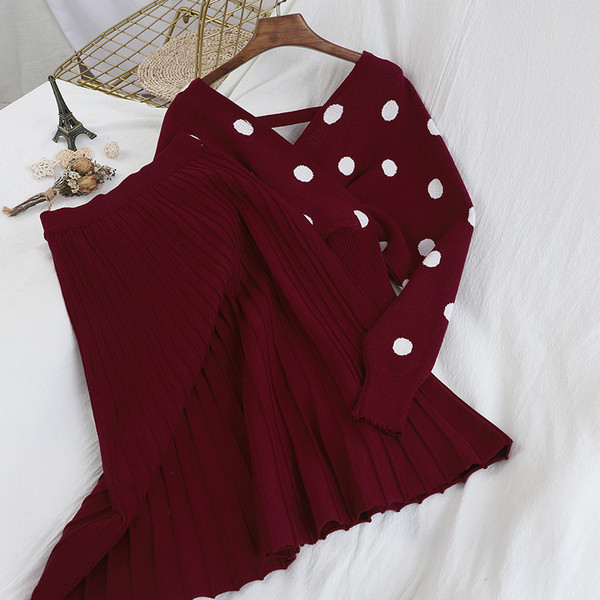 Μοντέρνο γυναικείο σετ  - πουλόβερ πουά + πλισέ φούστα