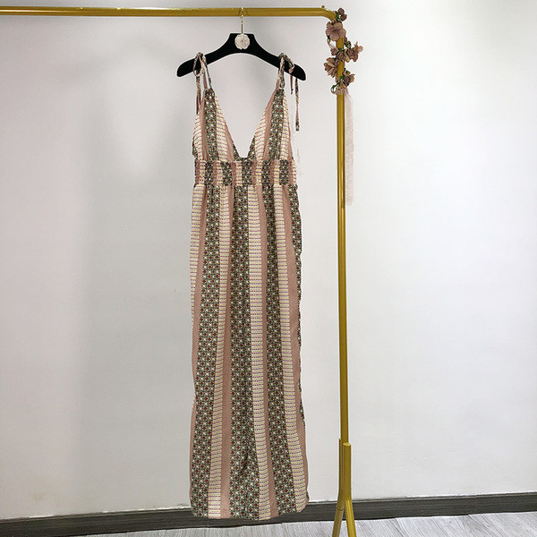 Modern csíkos jumpsuit gumírozott derékkal és vékony bézs pánttal