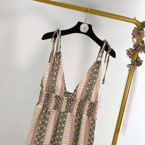 Modern csíkos jumpsuit gumírozott derékkal és vékony bézs pánttal