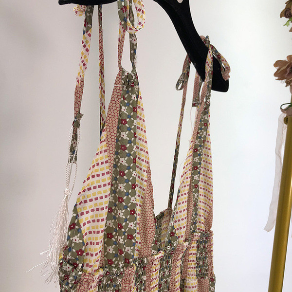 Modern csíkos jumpsuit gumírozott derékkal és vékony bézs pánttal