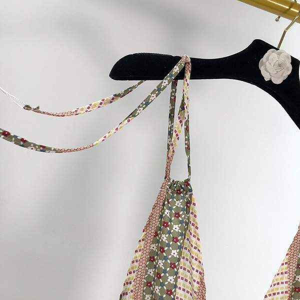 Modern csíkos jumpsuit gumírozott derékkal és vékony bézs pánttal