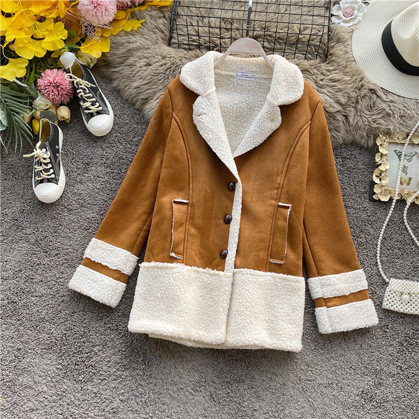 Steppelt női kabát bézs és barna gombokkal