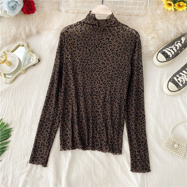 Γυναικεία μπλούζα με λεοπάρδαλη εκτύπωση και ψηλό γιακά σε λευκό, μαύρο, καφέ και μπεζ χρώμα
