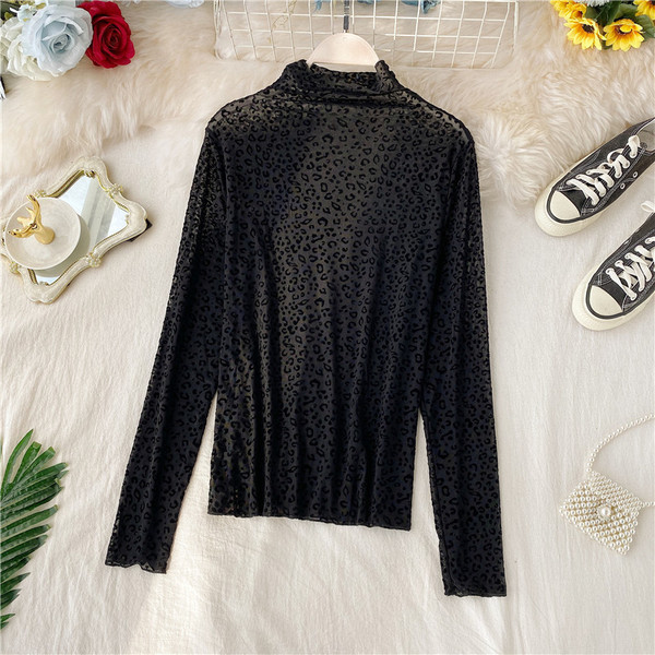 Γυναικεία μπλούζα με λεοπάρδαλη εκτύπωση και ψηλό γιακά σε λευκό, μαύρο, καφέ και μπεζ χρώμα