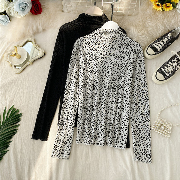 Γυναικεία μπλούζα με λεοπάρδαλη εκτύπωση και ψηλό γιακά σε λευκό, μαύρο, καφέ και μπεζ χρώμα