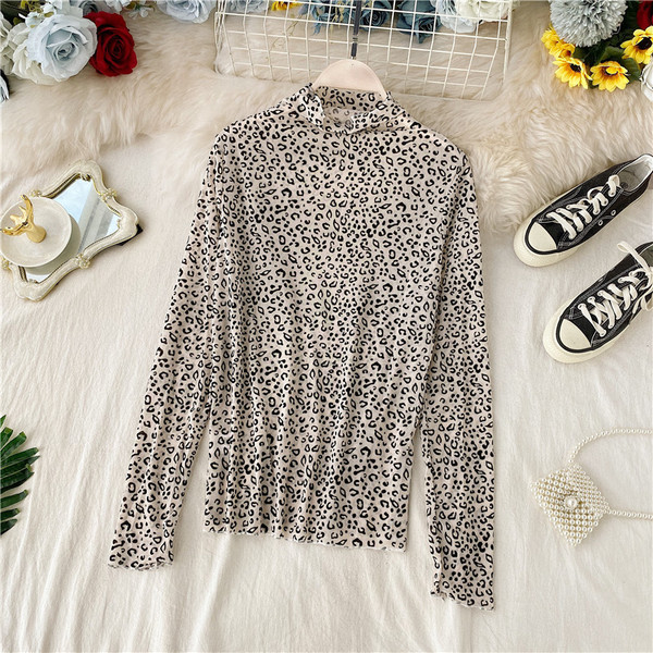 Γυναικεία μπλούζα με λεοπάρδαλη εκτύπωση και ψηλό γιακά σε λευκό, μαύρο, καφέ και μπεζ χρώμα