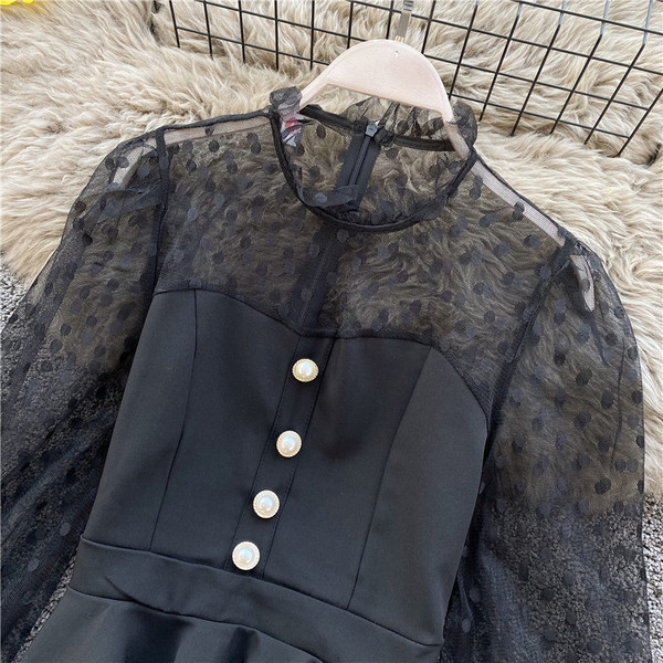 Modern női ing hosszú pecsét ujjakkal és gombokkal fehér és fekete színben