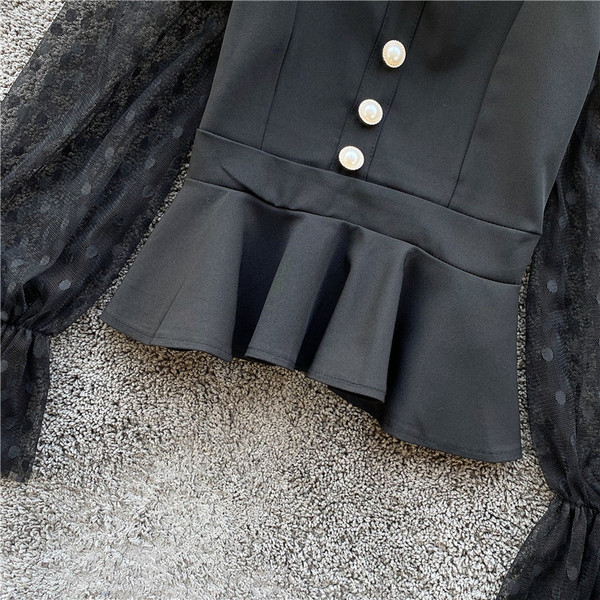 Modern női ing hosszú pecsét ujjakkal és gombokkal fehér és fekete színben