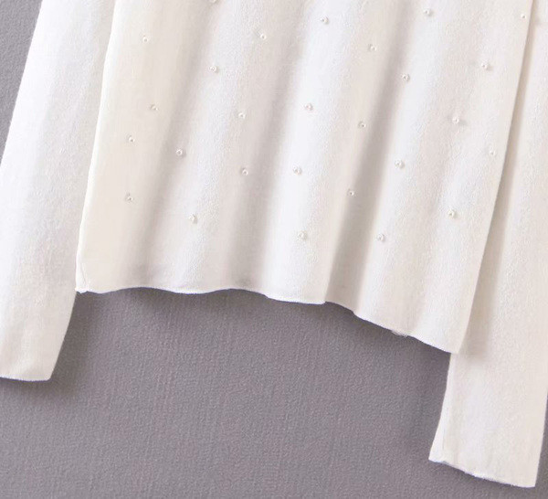 Modern pulóver vékony kötésből, fehér gyöngyökkel