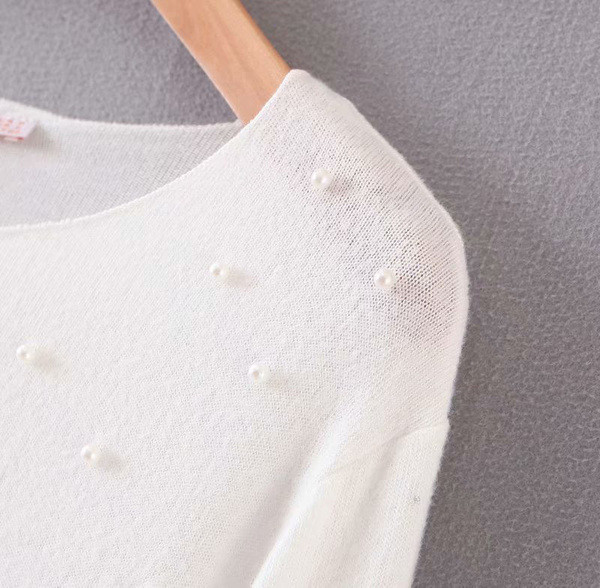 Modern pulóver vékony kötésből, fehér gyöngyökkel