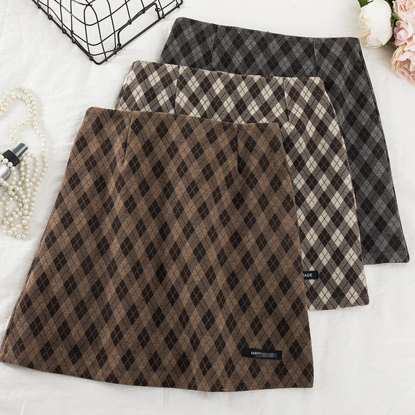 Γυναικεία χειμερινί καρό φούστα σε μαύρο, μπεζ και καφέ χρώμα