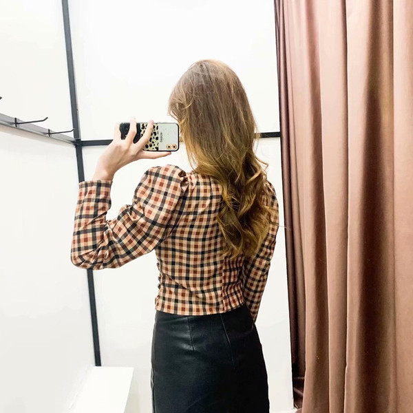 Rövid kockás blúz puffos ujjakkal és gumival