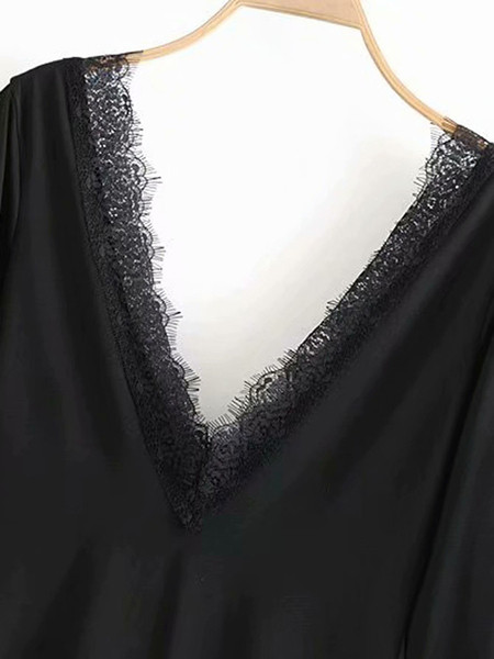 Modern női test hosszú ujjú, mély nyakkivágással, fekete csipkével