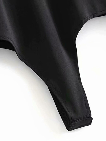 Modern női test hosszú ujjú, mély nyakkivágással, fekete csipkével