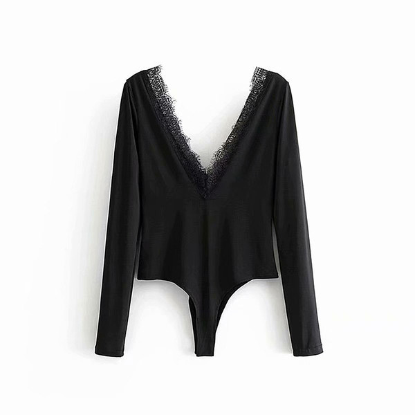 Modern női test hosszú ujjú, mély nyakkivágással, fekete csipkével