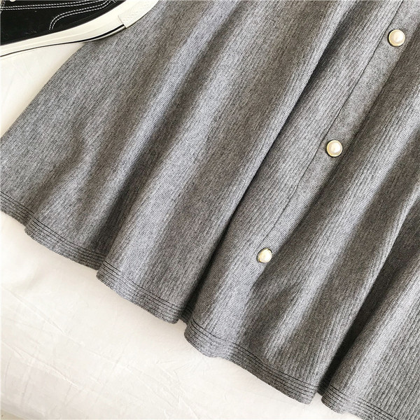 Lezser női szoknya szabású modell három színben, gombokkal