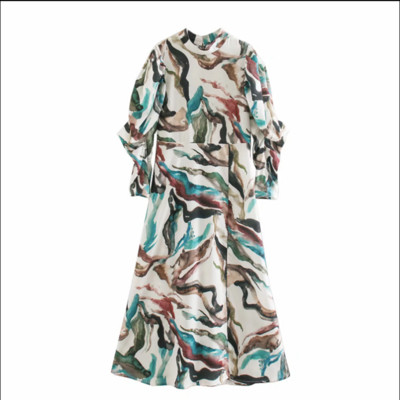 Μακρύ μοντέρνο φόρεμα με σχισμή και μανίκι  σε λευκό με χρωματιστό  μοτίβο