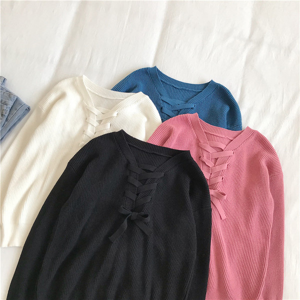 Női alkalmi pulóver négy színben, V-nyakkal és fűzővel