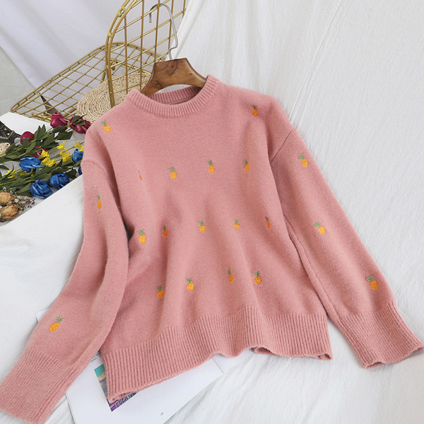 Γυανικείο πουλόβερ  με ωοειδές ντεκολτέ και κεντήματα σε λευκό, κόκκινο, μπλε, κίτρινο και ροζ χρώμα