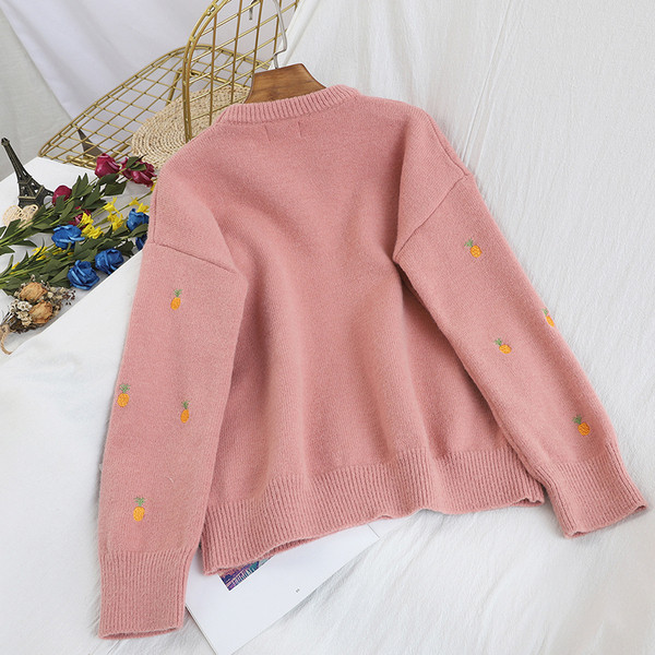 Γυανικείο πουλόβερ  με ωοειδές ντεκολτέ και κεντήματα σε λευκό, κόκκινο, μπλε, κίτρινο και ροζ χρώμα