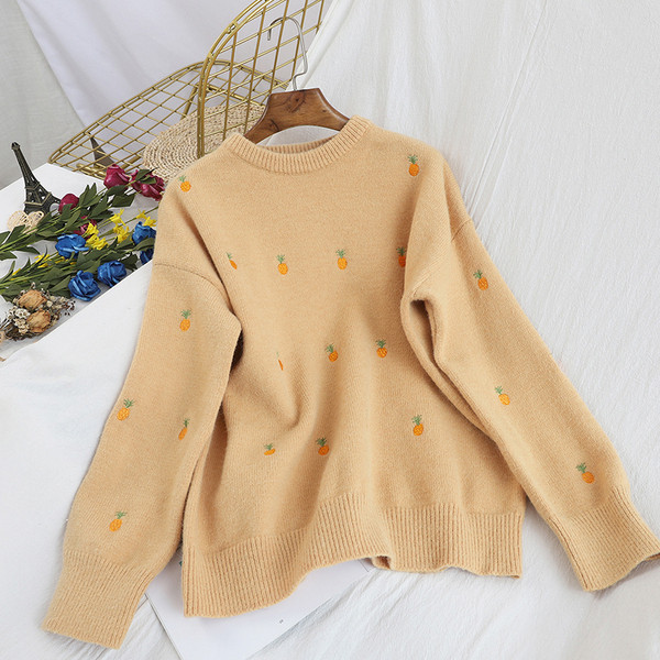 Γυανικείο πουλόβερ  με ωοειδές ντεκολτέ και κεντήματα σε λευκό, κόκκινο, μπλε, κίτρινο και ροζ χρώμα