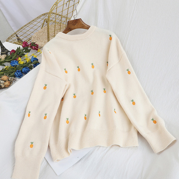 Γυανικείο πουλόβερ  με ωοειδές ντεκολτέ και κεντήματα σε λευκό, κόκκινο, μπλε, κίτρινο και ροζ χρώμα