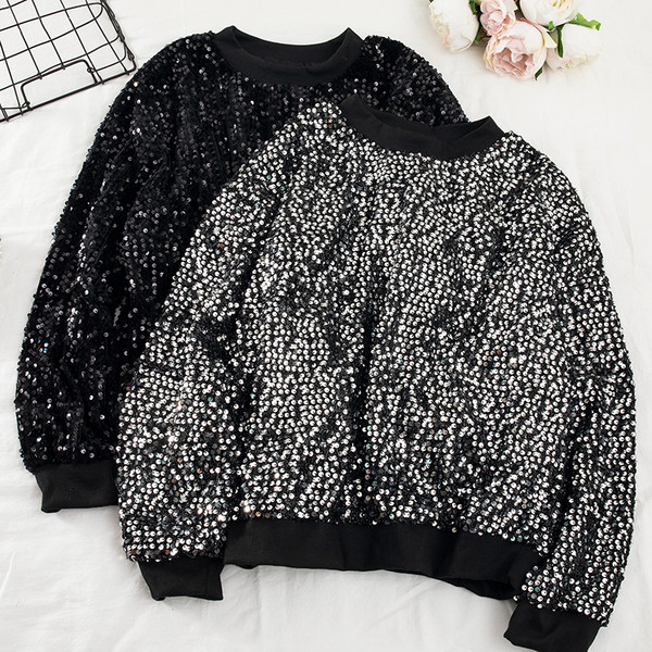 Μοντέρνα γυναικεία μπλούζα με πούλιες και O-λαιμόκοψη σε μαύρο, κόκκινο, ασημί και χρυσό χρώμα