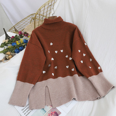 Női kötött pulóver magas gallérral, zöld, piros és barna szívecskékkel