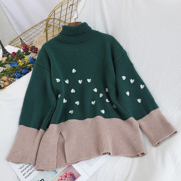 Női kötött pulóver magas gallérral, zöld, piros és barna szívecskékkel