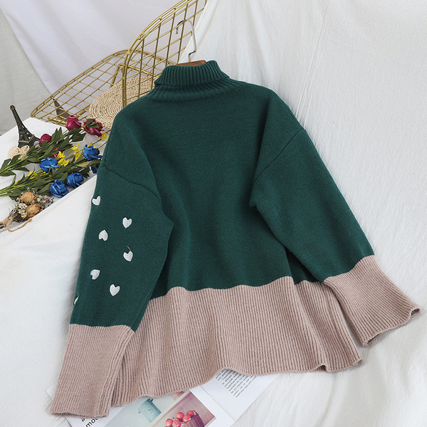 Női kötött pulóver magas gallérral, zöld, piros és barna szívecskékkel