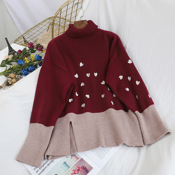 Női kötött pulóver magas gallérral, zöld, piros és barna szívecskékkel