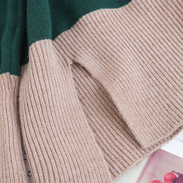 Női kötött pulóver magas gallérral, zöld, piros és barna szívecskékkel