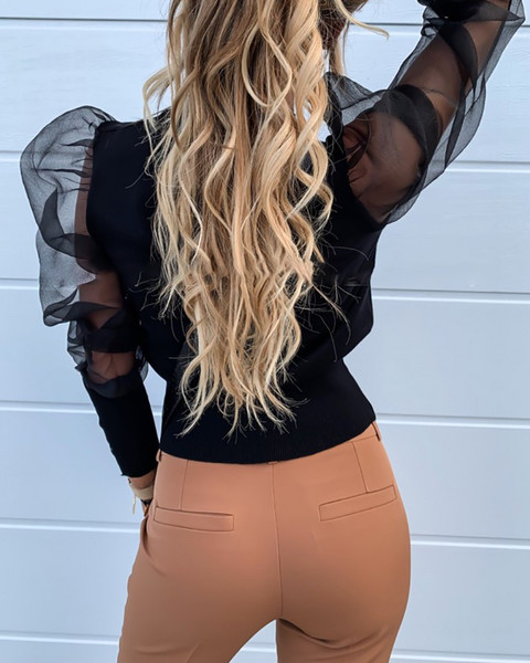 Modern női blúz ovális nyakkivágással és tüll fehér és fekete színben