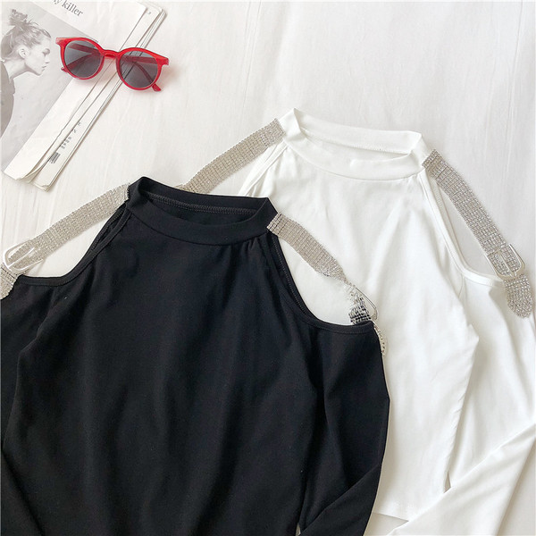 Γυναικεία κοντή μπλούζα σε μαύρο και άσπρο  χρώμα με διακόσμηση  πέτρες και γυμνούς ώμους