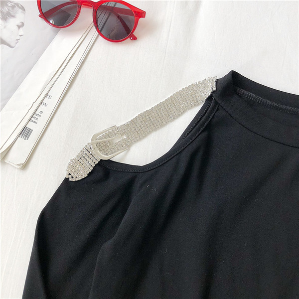 Γυναικεία κοντή μπλούζα σε μαύρο και άσπρο  χρώμα με διακόσμηση  πέτρες και γυμνούς ώμους