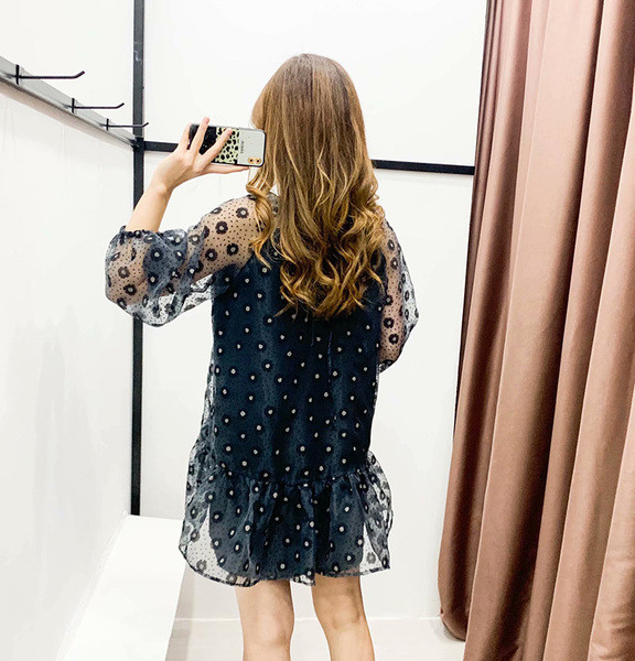 Modern rövid szabású sifon ruha fekete színben és virágmintával