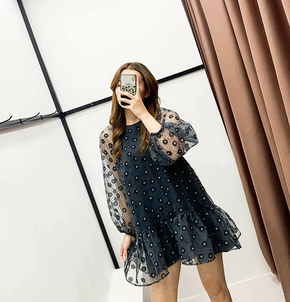 Modern rövid szabású sifon ruha fekete színben és virágmintával