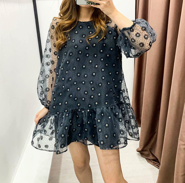 Modern rövid szabású sifon ruha fekete színben és virágmintával