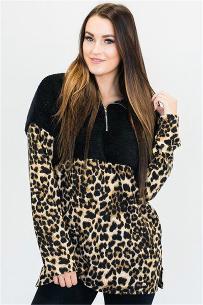 Γυναικείο φούτερ με ζωικό  print και  φερμουάρ σε μαύρο χρώμα