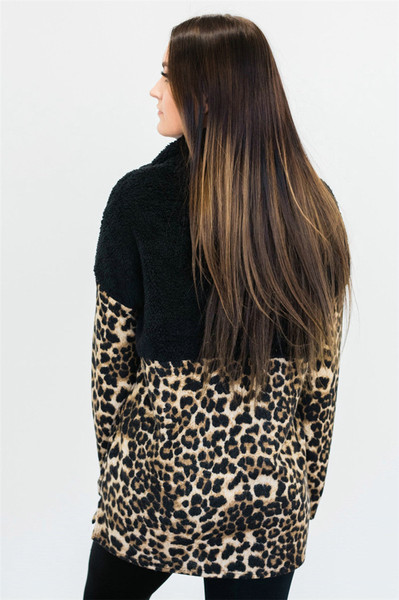 Γυναικείο φούτερ με ζωικό  print και  φερμουάρ σε μαύρο χρώμα