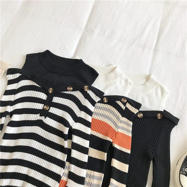 Ριγέ γυναικεία μπλούζα  σε τρία χρώματα με κουμπιά και στρογγυλή λαιμόκοψη