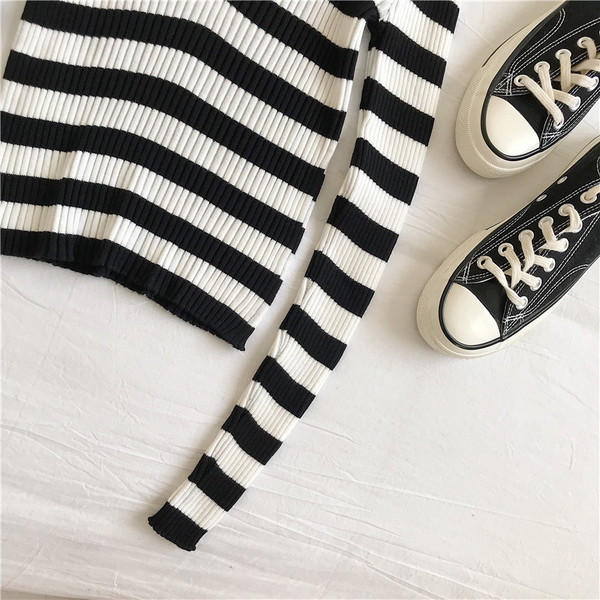 Ριγέ γυναικεία μπλούζα  σε τρία χρώματα με κουμπιά και στρογγυλή λαιμόκοψη