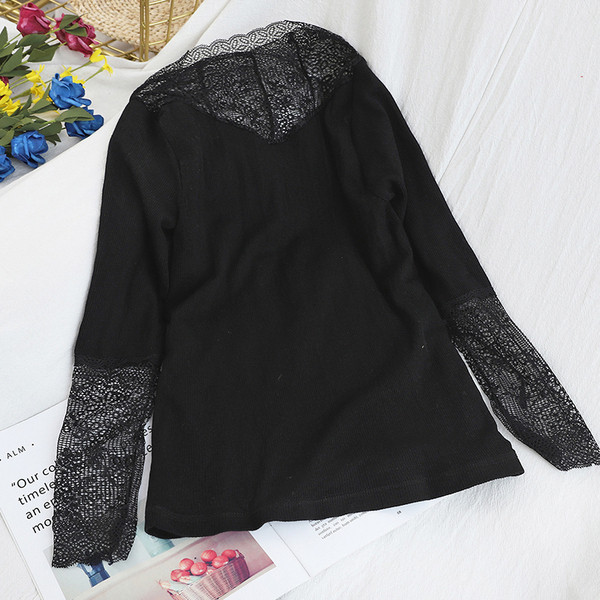 Γυναικεία μπλούζα με μαλακή επένδυση και δαντέλα σε μάυρο χρώμα