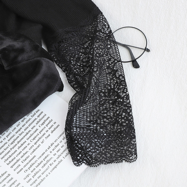 Γυναικεία μπλούζα με μαλακή επένδυση και δαντέλα σε μάυρο χρώμα