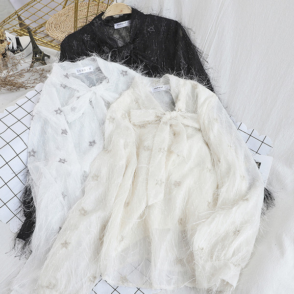 Μοντέρνα γυναικεία μπλούζα με κορδόνια και μακριά μανίκια  σε λευκό, μαύρο και μπεζ χρώμα