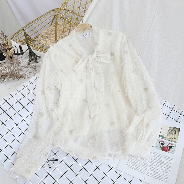 Μοντέρνα γυναικεία μπλούζα με κορδόνια και μακριά μανίκια  σε λευκό, μαύρο και μπεζ χρώμα